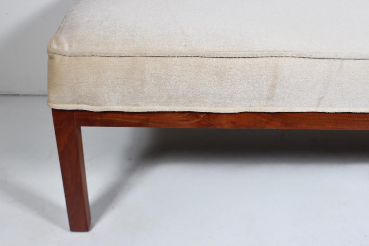 Edward Roffman per B. Altman & Co. Panca imbottita in velluto champagne in legno di noce in vendita 3