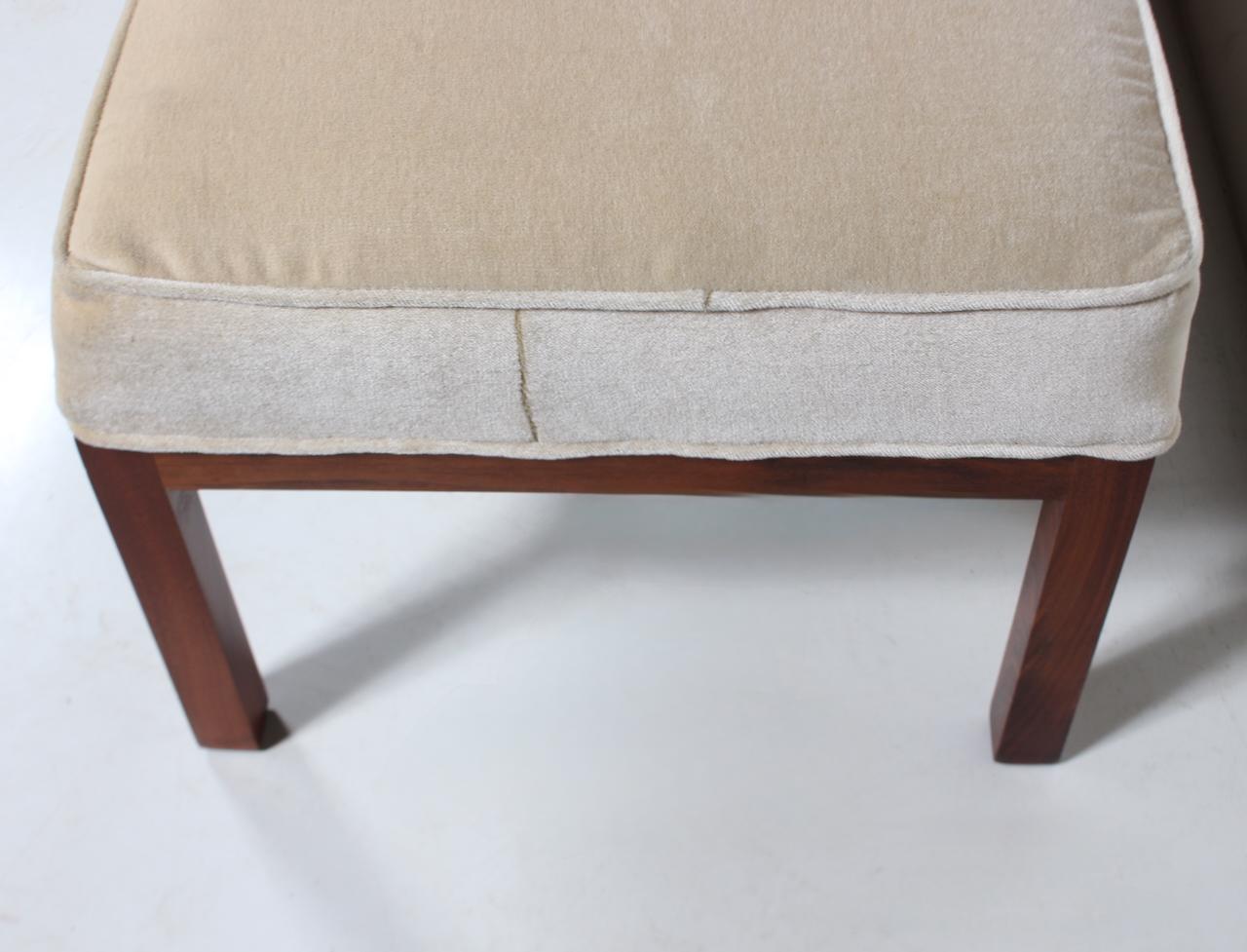 Edward Roffman per B. Altman & Co. Panca imbottita in velluto champagne in legno di noce in vendita 4