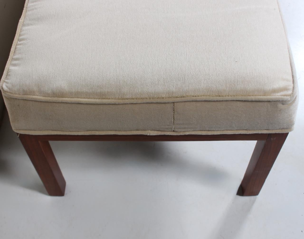 Edward Roffman per B. Altman & Co. Panca imbottita in velluto champagne in legno di noce in vendita 5
