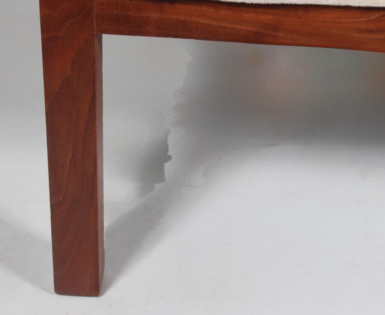 Edward Roffman per B. Altman & Co. Panca imbottita in velluto champagne in legno di noce in vendita 6