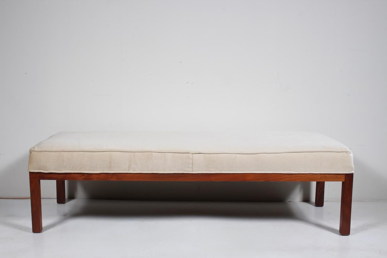 Moderno Edward Roffman per B. Altman & Co. Panca imbottita in velluto champagne in legno di noce in vendita