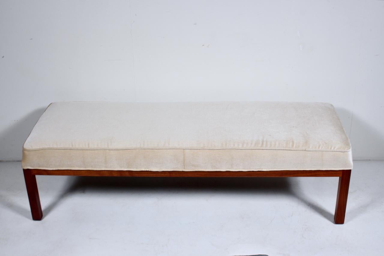 XX secolo Edward Roffman per B. Altman & Co. Panca imbottita in velluto champagne in legno di noce in vendita