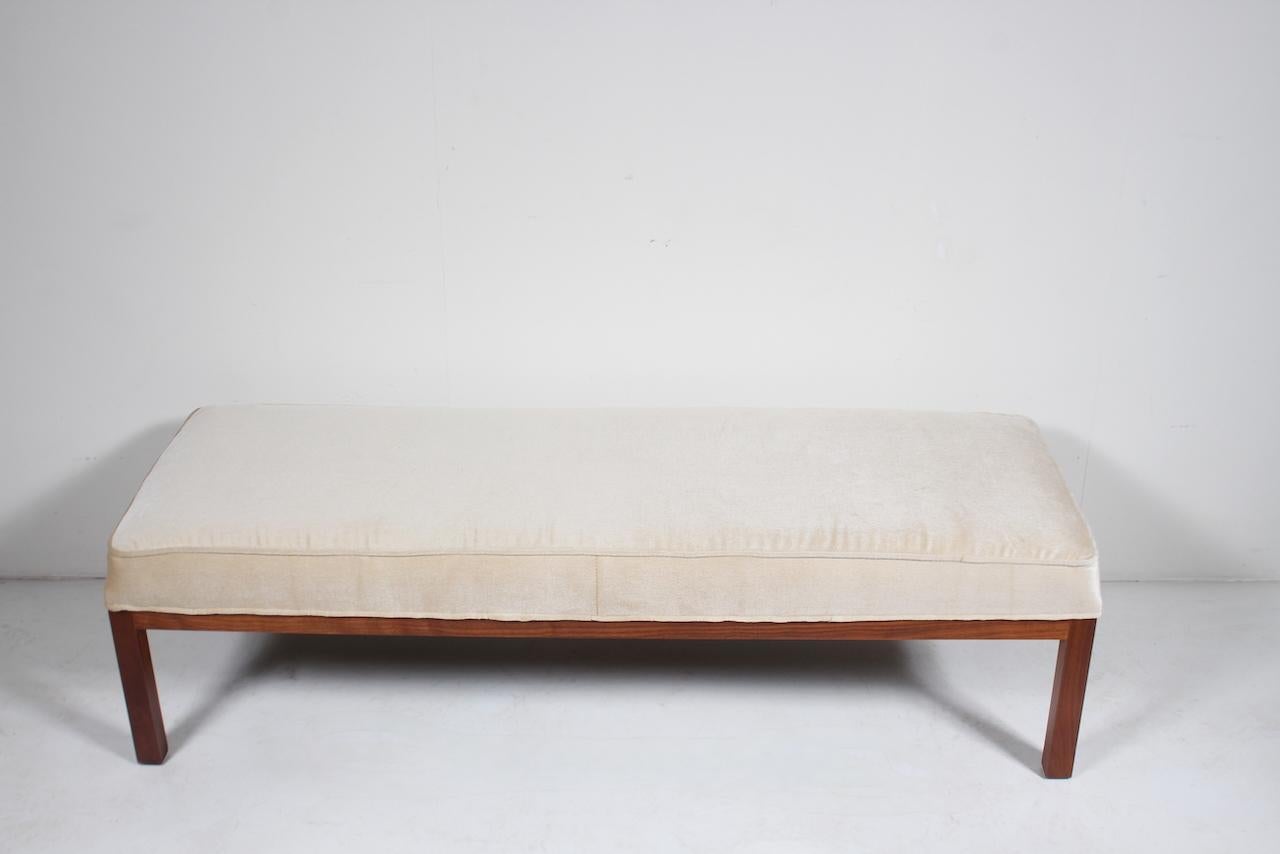 Edward Roffman per B. Altman & Co. Panca imbottita in velluto champagne in legno di noce in vendita 1