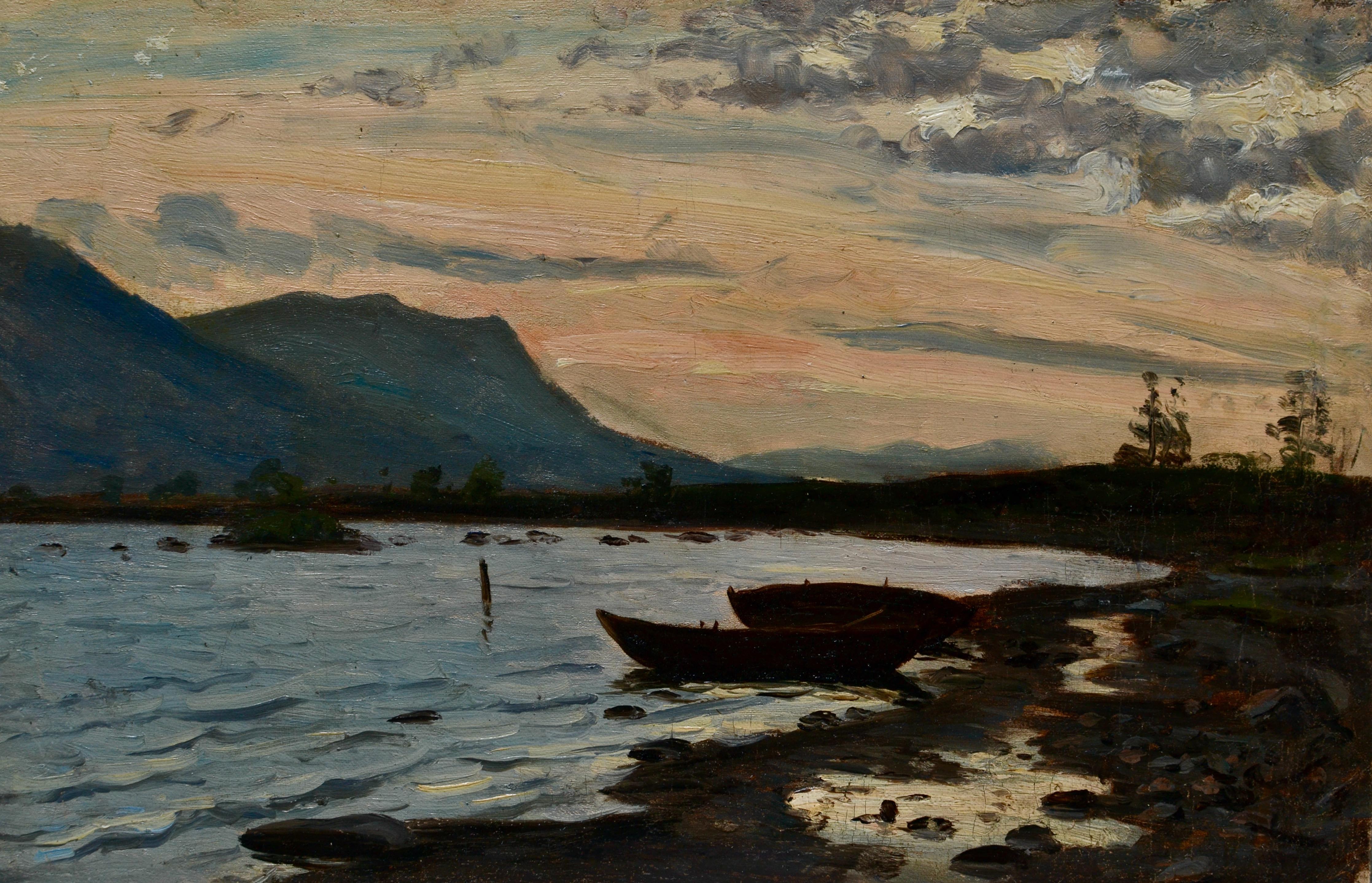 Puesta de sol sueca sobre el lago y las montañas