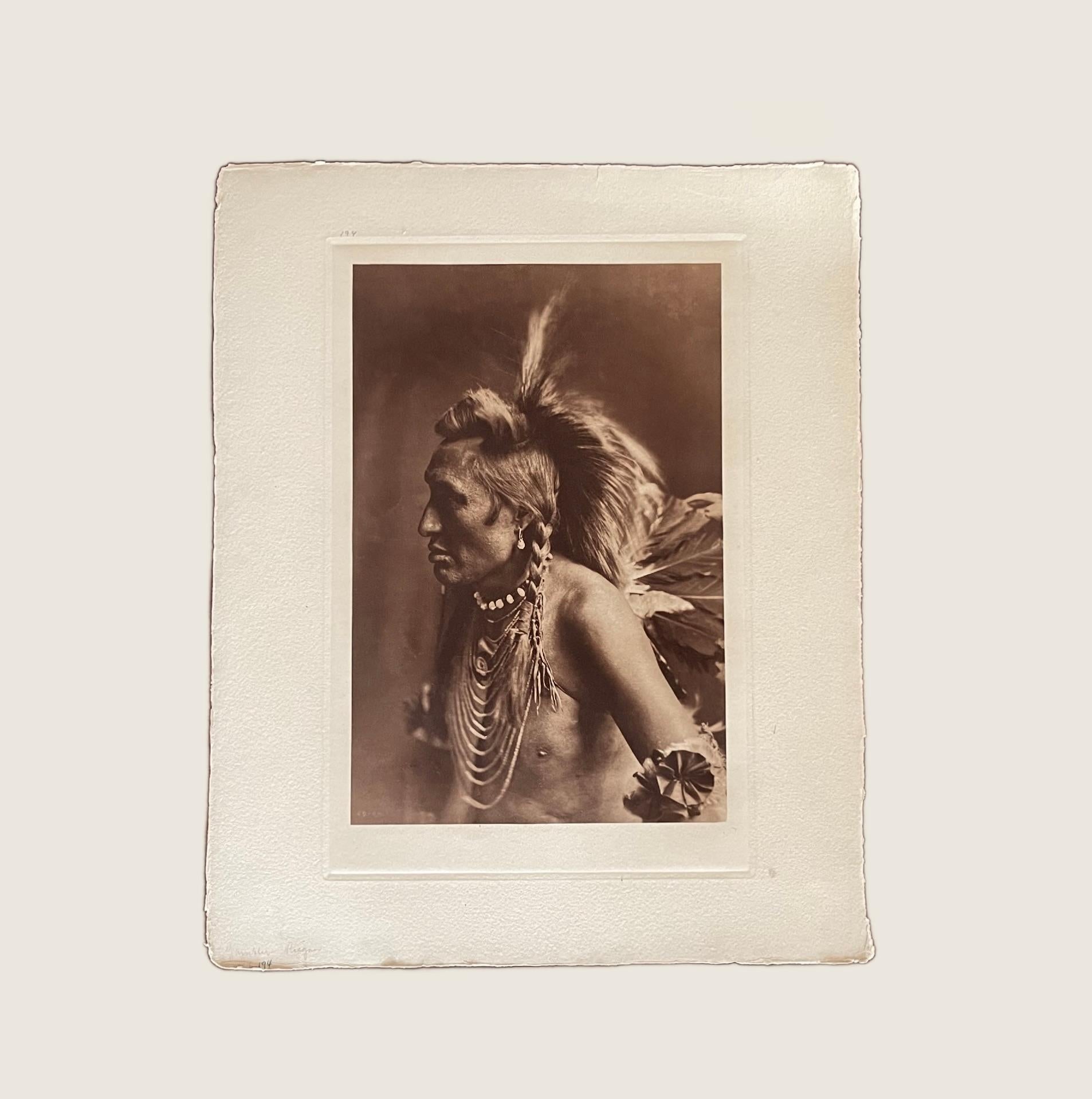 Edward S. Curtis (1868-1952) Jugador Piegan, 1900 clásico estadounidense en venta