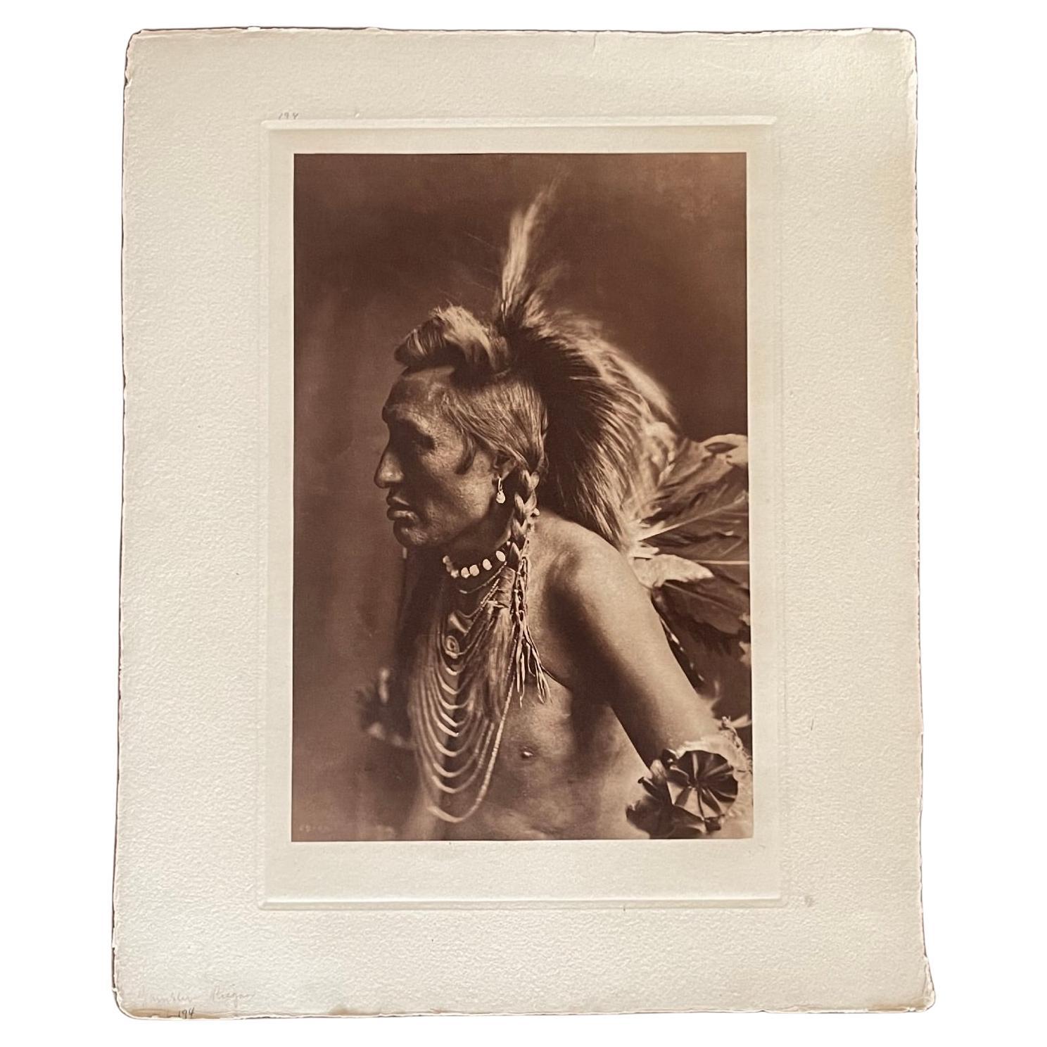 Edward S. Curtis (1868-1952) Jugador Piegan, 1900