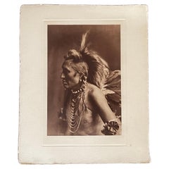 Edward S. Curtis (1868-1952) Jugador Piegan, 1900