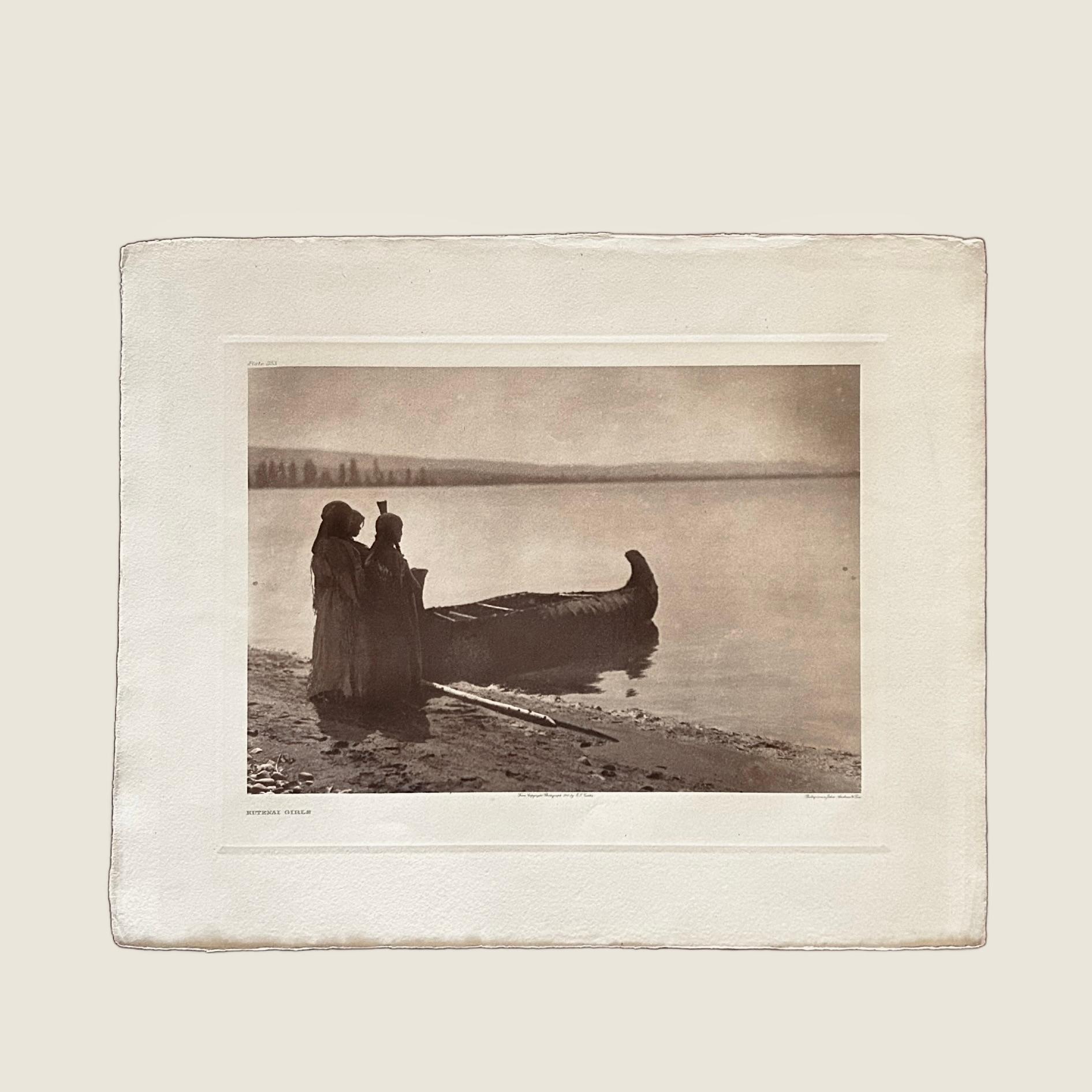 Edward S. Curtis (1868-1952)
Título: Chicas Kutenai 
Placa: 253
Cartera: Volumen 16 
Imprenta: John Andrew e Hijo
Soporte: Fotograbado
Fecha: 1910
Dimensiones: 
Hoja: W 22 ¼  H 18 2/16 
Imagen: W 15 10/16  H 10 13/16 

Esta fotografía, un paisaje
