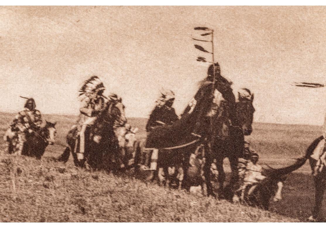 Rustique Edward S. Curtis (1868-1952) Rare photogravure Sepia intitulée Atsina War-Party en vente