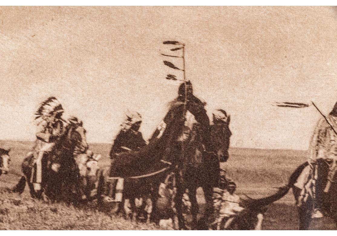 Edward S. Curtis (1868-1952) Rare photogravure Sepia intitulée Atsina War-Party Bon état - En vente à Bridgeport, CT