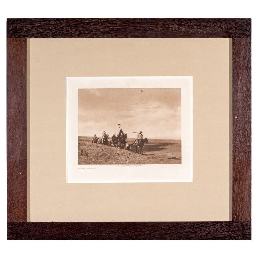 Seltene Sepia-Fotogravur mit dem Titel Atsina War-Party von Edward S. Curtis (1868-1952)