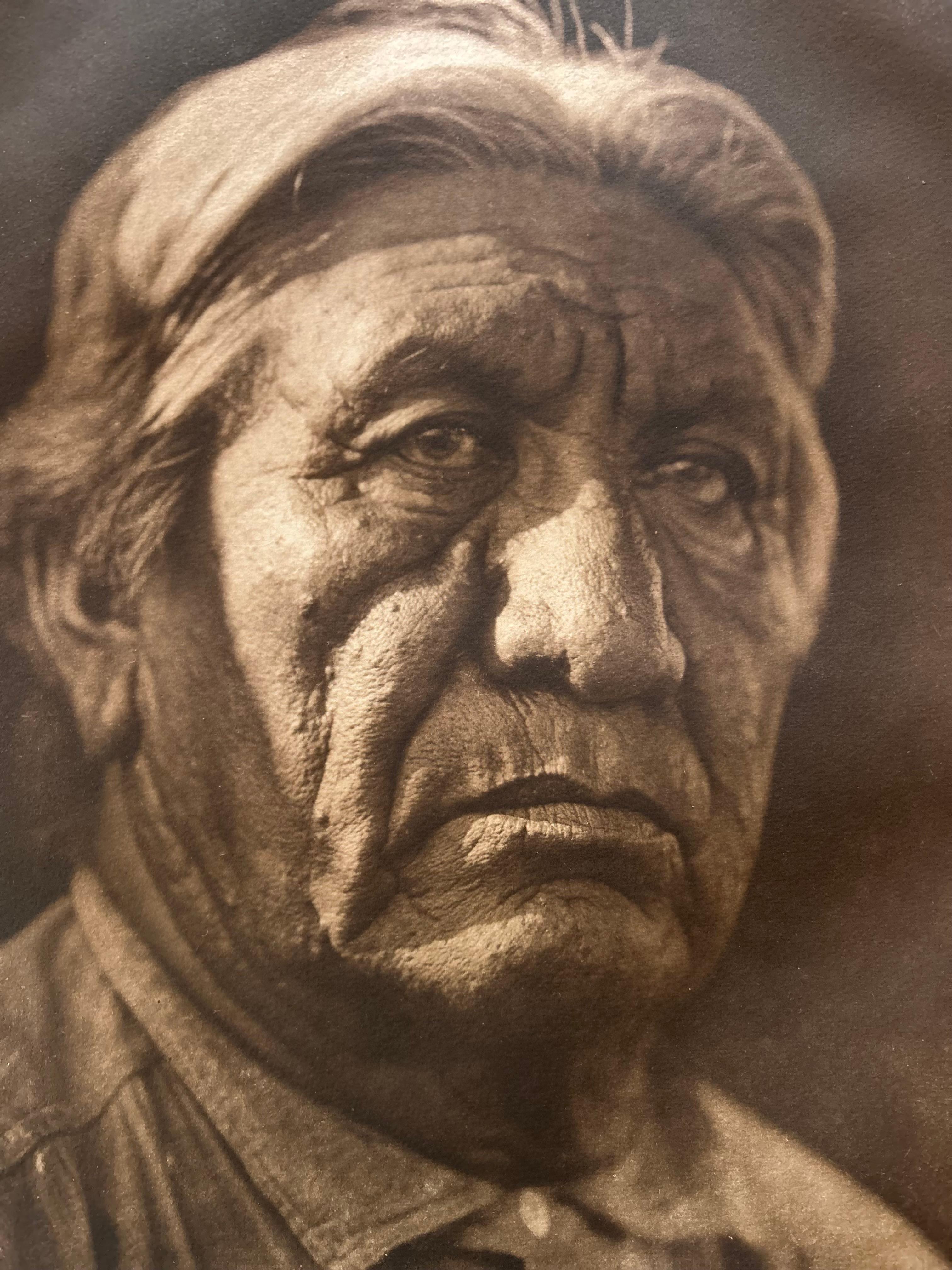 Edward S. Curtis (1868-1952)
Título: Reuben Taylor (Istofhuts) - Cheyenne
Placa: 670
Cartera: Volumen 19 
Imprenta: Suffolk Eng. Co. Cambridge Massachusetts
Soporte: Fotograbado
Fecha: 1927
Dimensiones: 
Hoja: H 21 ½ W 17 ¼ 
Imagen: H 16 6/16 AN 11