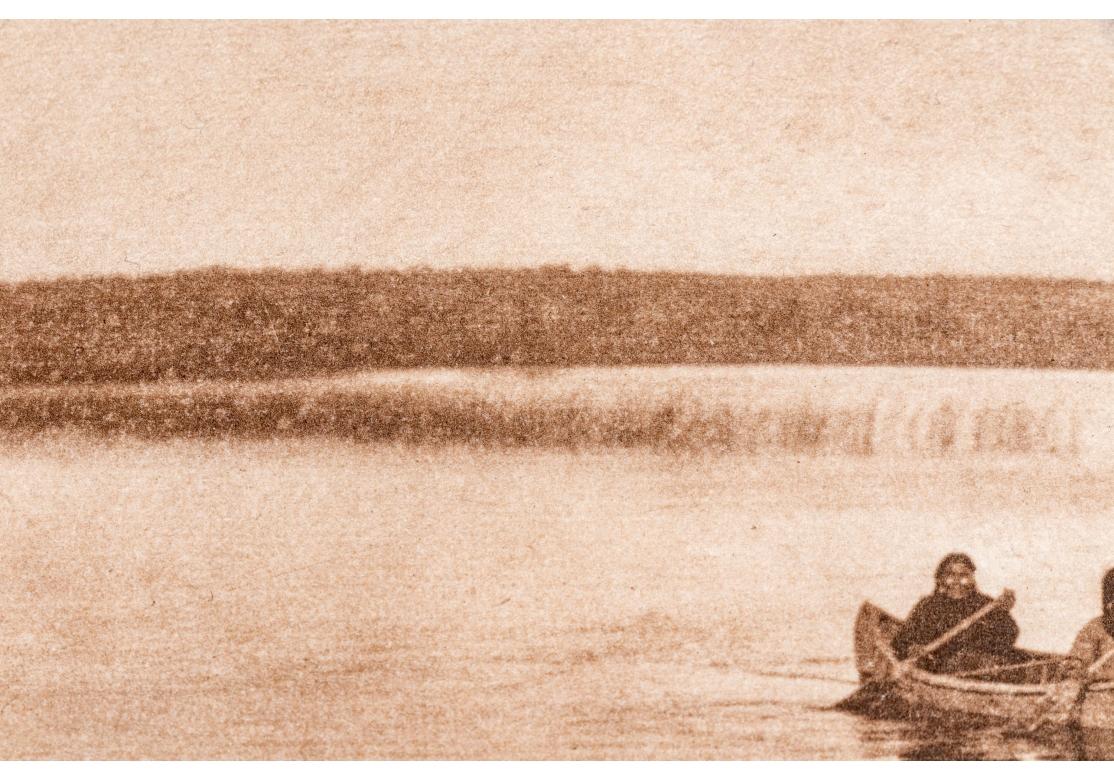 Edward S. Curtis (1868-1952) Seltene Sepia-Fotogravur mit dem Titel „Cree Boatwomen“ (amerikanisch) im Angebot