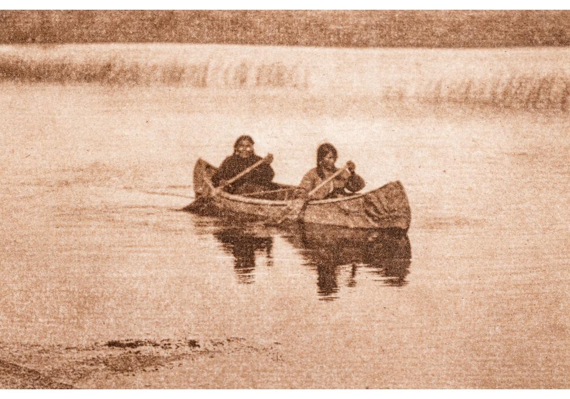 Edward S. Curtis (1868-1952) Seltene Sepia-Fotogravur mit dem Titel „Cree Boatwomen“ im Zustand „Gut“ im Angebot in Bridgeport, CT
