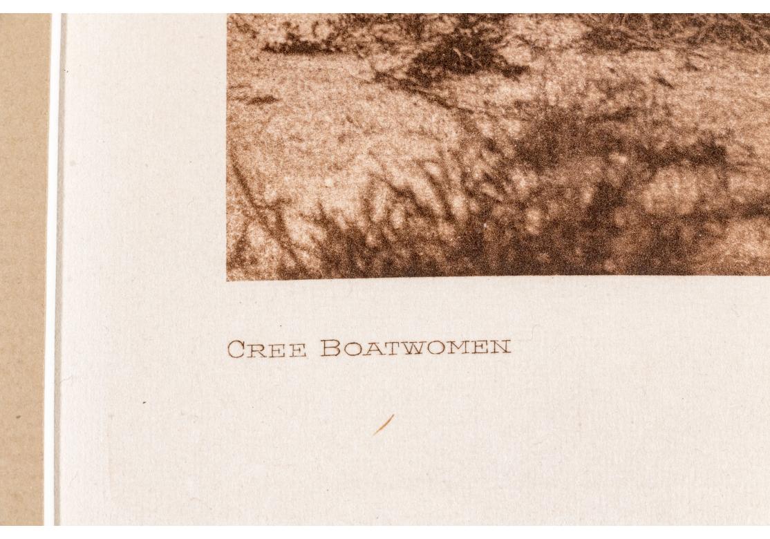 Edward S. Curtis (1868-1952) Seltene Sepia-Fotogravur mit dem Titel „Cree Boatwomen“ (20. Jahrhundert) im Angebot