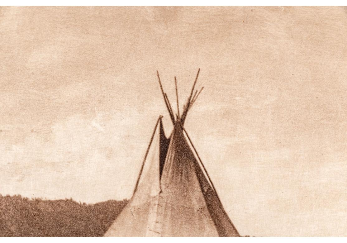 20ième siècle Edward S. Curtis (1868-1952) Rare photogravure sépia intitulée « Kalispel Camp » en vente