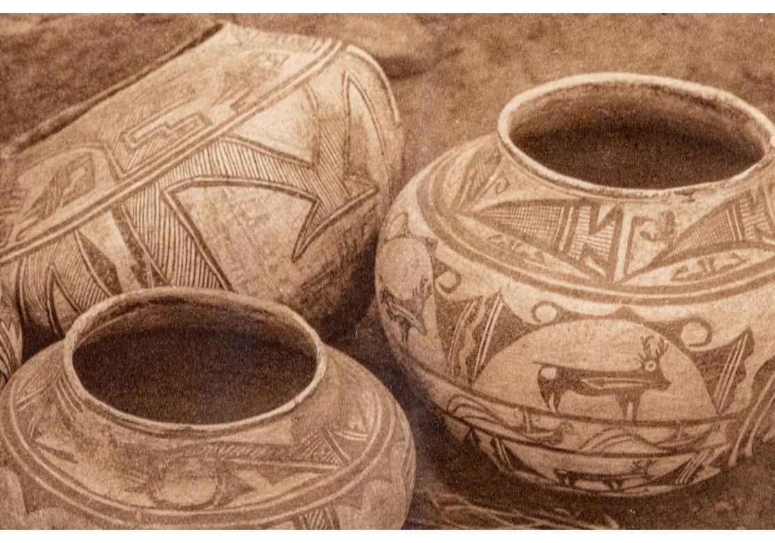 Edward S. Curtis (1868-1952) Seltene Sepia-Fotogravur mit dem Titel „Zuni Pottery“ im Angebot 5