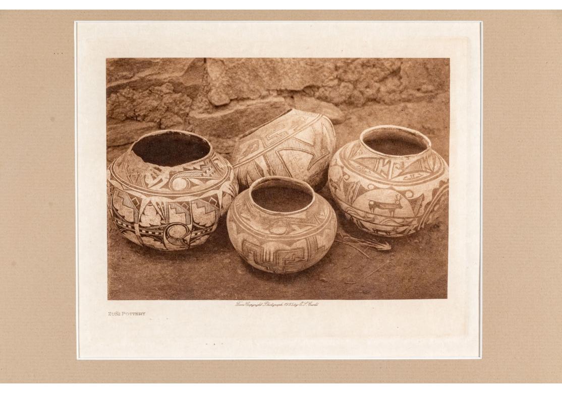 Edward S. Curtis (1868-1952) Seltene Sepia-Fotogravur mit dem Titel „Zuni Pottery“ (Indigene Kunst (Nord-/Südamerika)) im Angebot