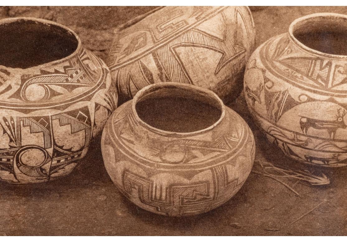 Edward S. Curtis (1868-1952) Seltene Sepia-Fotogravur mit dem Titel „Zuni Pottery“ (amerikanisch) im Angebot