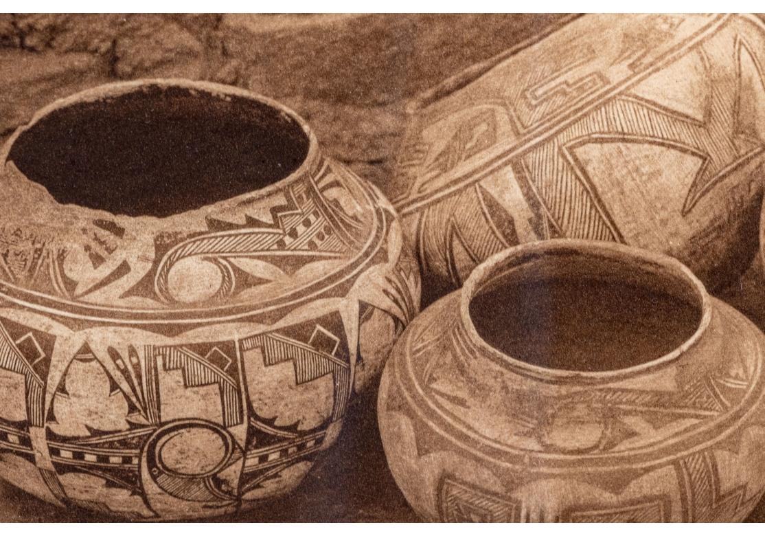 Edward S. Curtis (1868-1952) Seltene Sepia-Fotogravur mit dem Titel „Zuni Pottery“ im Zustand „Gut“ im Angebot in Bridgeport, CT