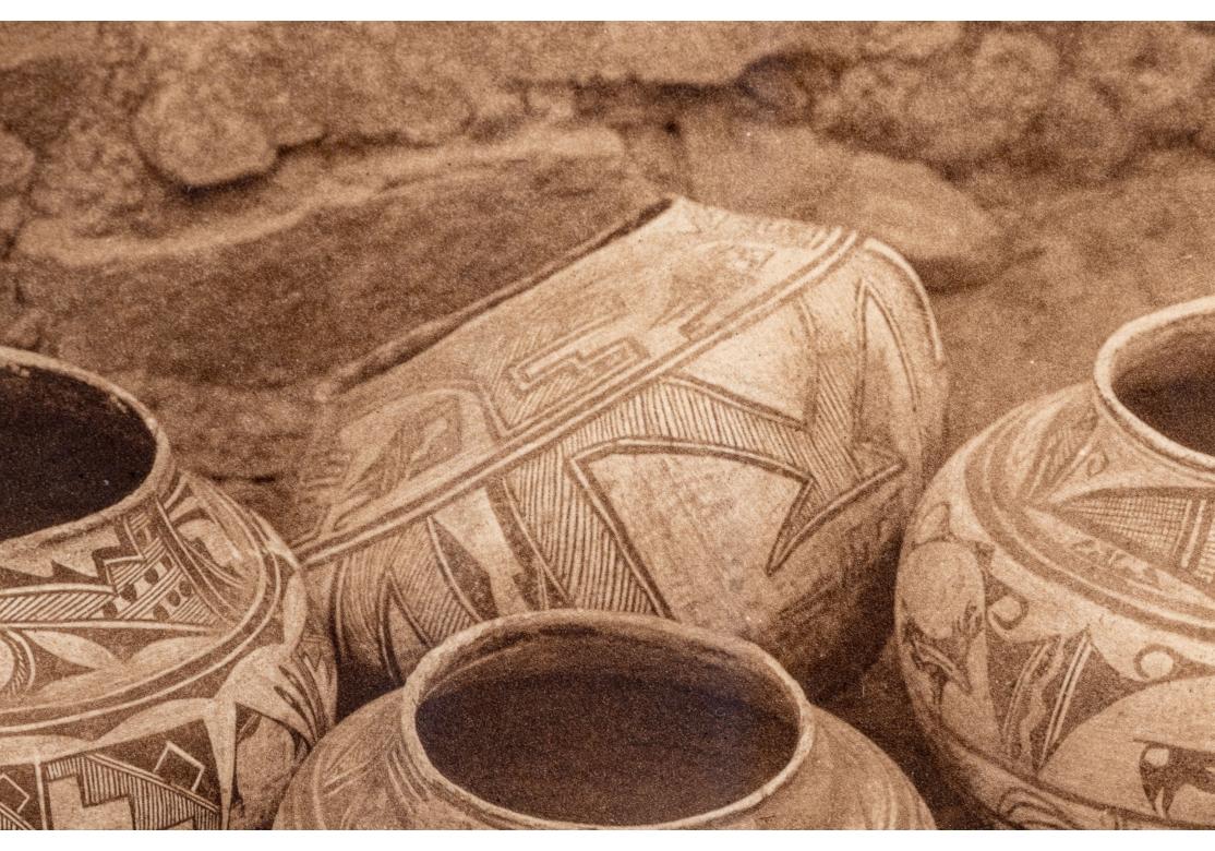 Edward S. Curtis (1868-1952) Seltene Sepia-Fotogravur mit dem Titel „Zuni Pottery“ im Angebot 1