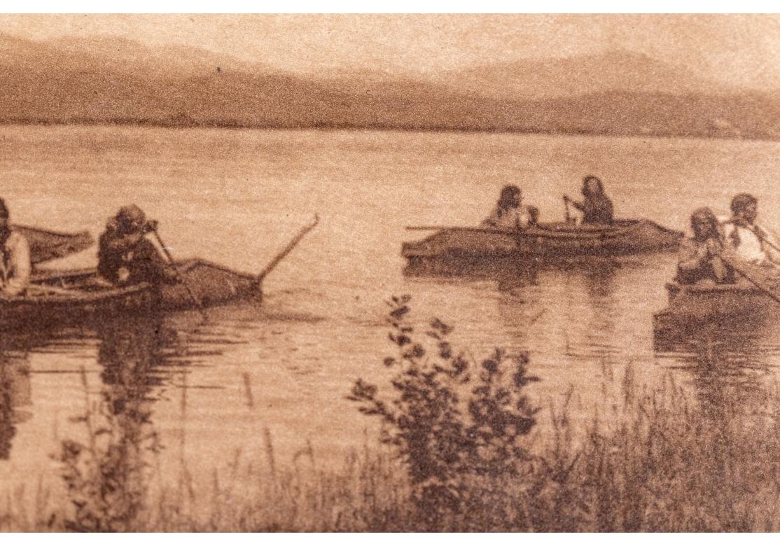 Edward S. Curtis (1868-1952) Sepia-Fotogravur auf dem Pend D'Oreille - Kalispel (Indigene Kunst (Nord-/Südamerika)) im Angebot