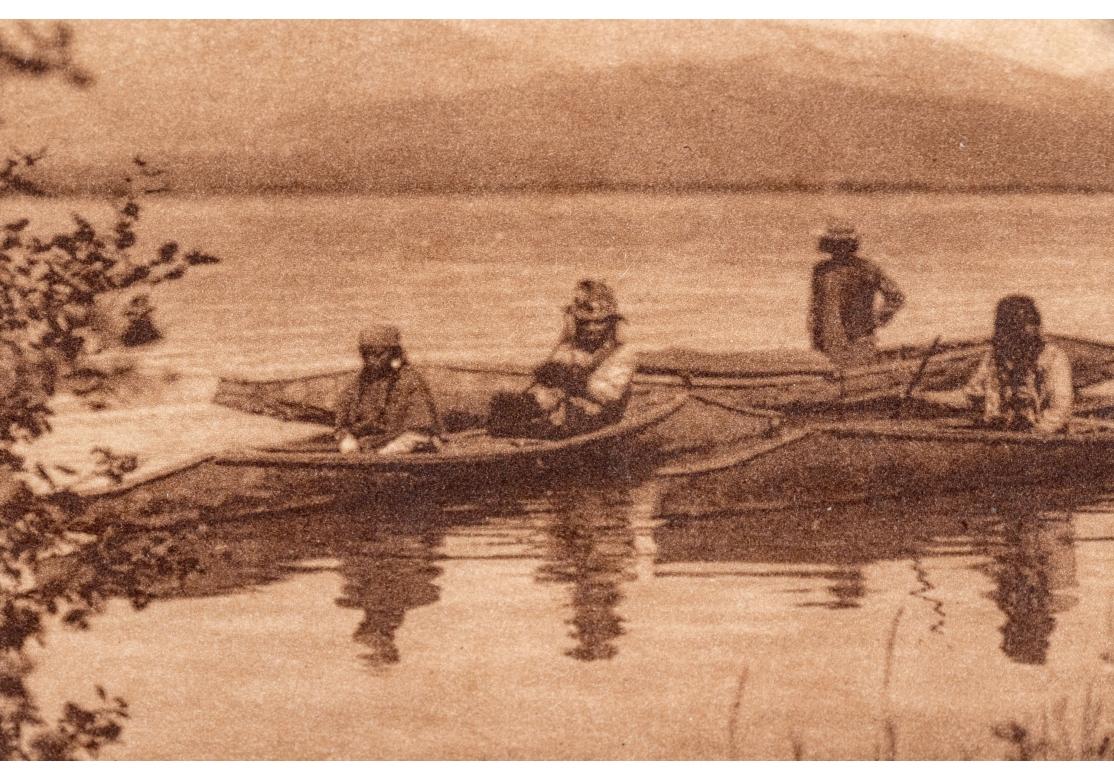 Edward S. Curtis (1868-1952) Sepia-Fotogravur auf dem Pend D'Oreille - Kalispel (amerikanisch) im Angebot