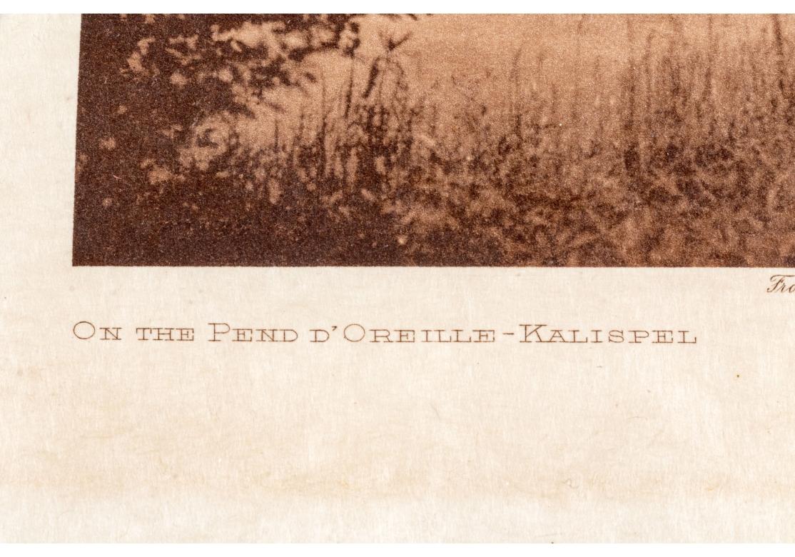 Edward S. Curtis (1868-1952) Sepia-Fotogravur auf dem Pend D'Oreille - Kalispel (20. Jahrhundert) im Angebot
