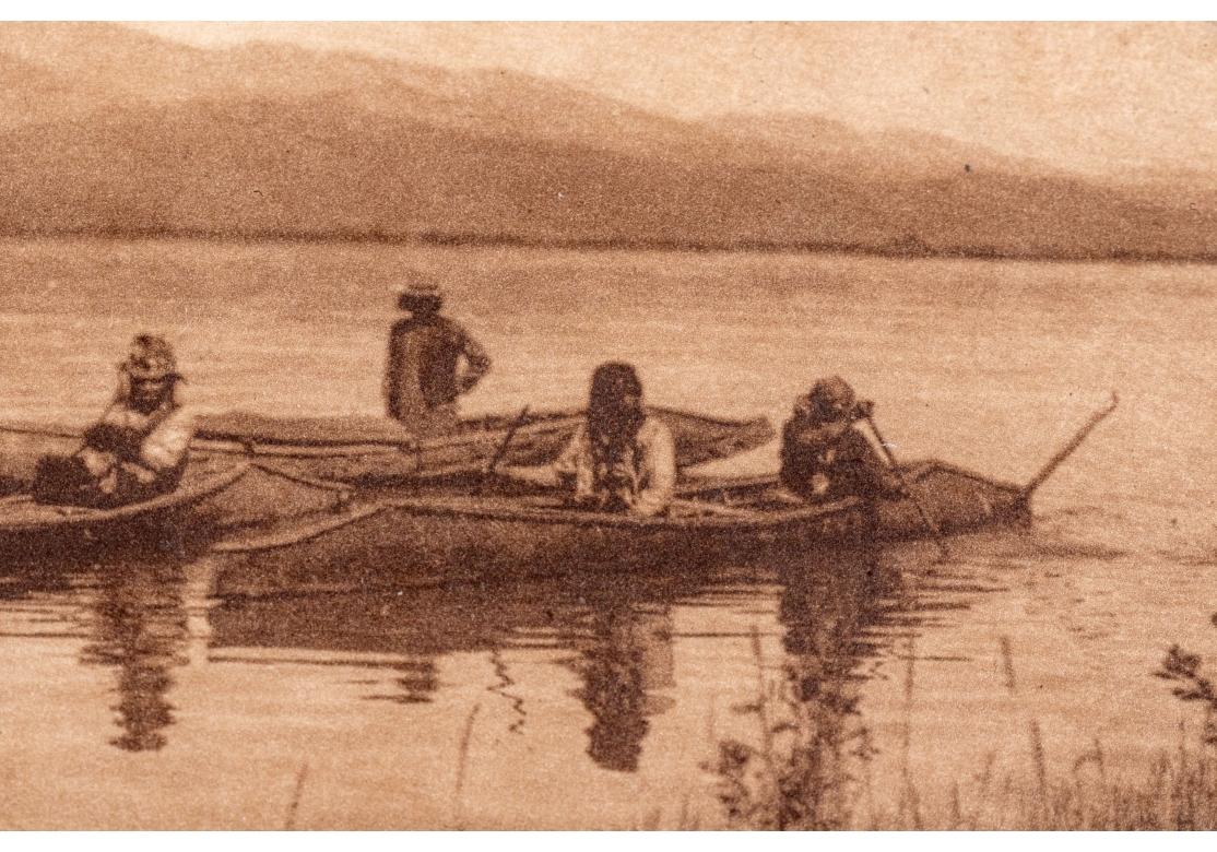 Edward S. Curtis (1868-1952) Sepia-Fotogravur auf dem Pend D'Oreille - Kalispel (Acryl) im Angebot