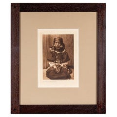 Edward S. Curtis (1868-1952) Fotograbado en sepia "Tócale el vestido - Kalispel"