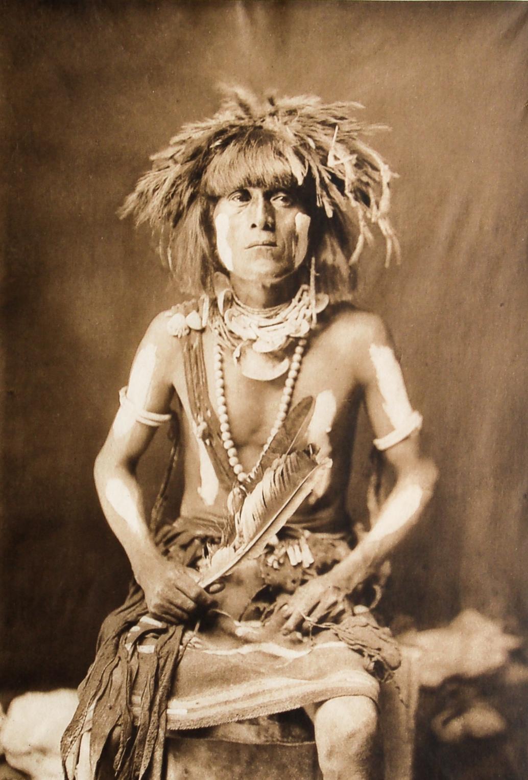 Edward S. Curtis Fotograbado Vintage sobre Tejido de Japón, 'Honovi - Sacerdote Serpiente' 1