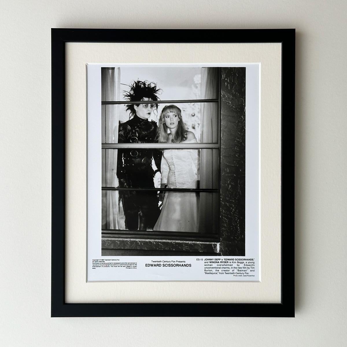 Original 20th Century Fox 8x10 inches Publicity Still für Tim Burton's 90er Jahre Klassiker Edward Scissorhands (1990) mit einem wunderschönen Bild von Johnny Depp und Winona Ryder.

Werbefotos (Film/Produktion) wurden erstellt, um die Studios bei
