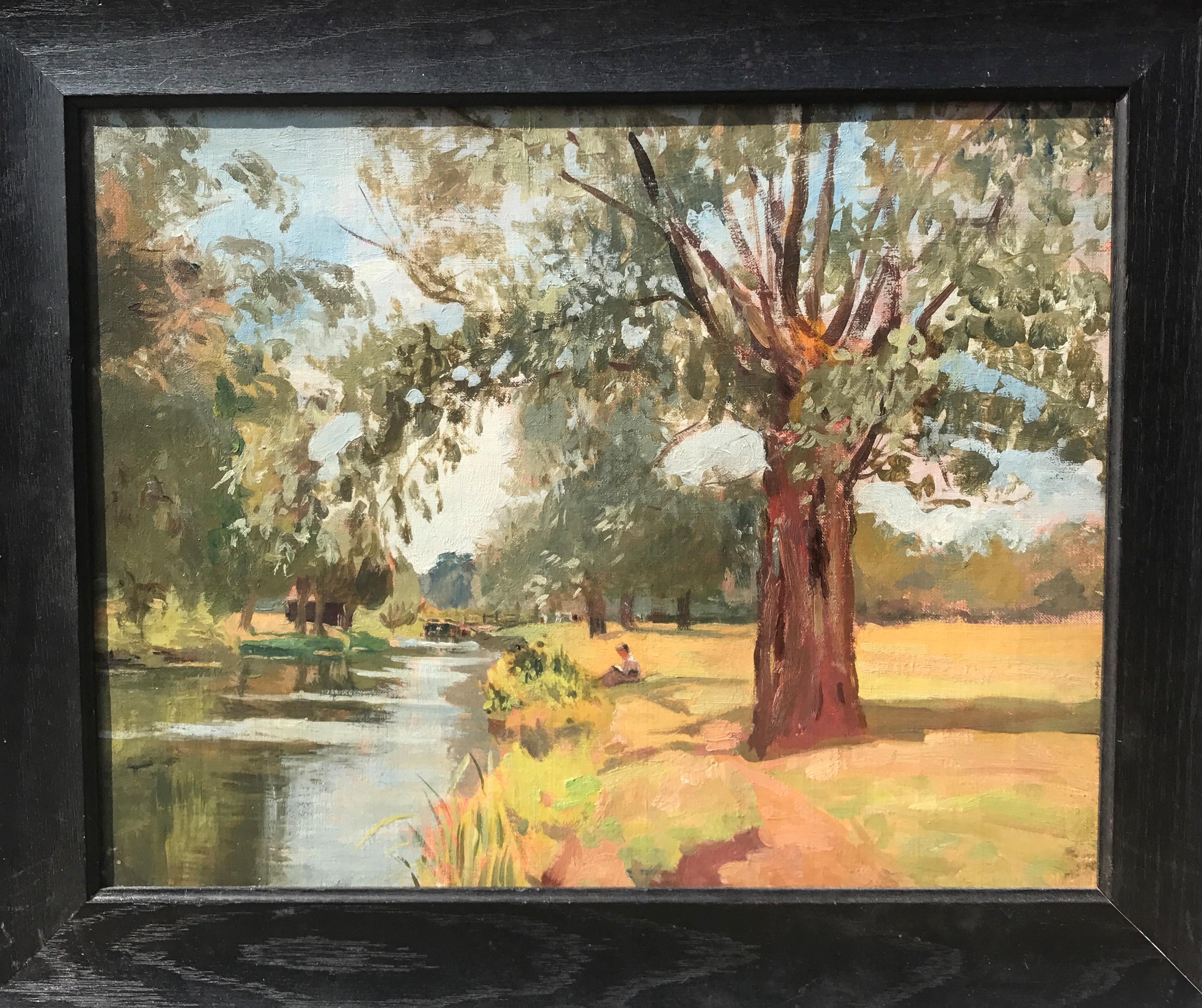 Serene Seago-Landschaft, Ölgemälde einer liegenden Figur, die an einer Flussbank liest – Painting von Edward Seago