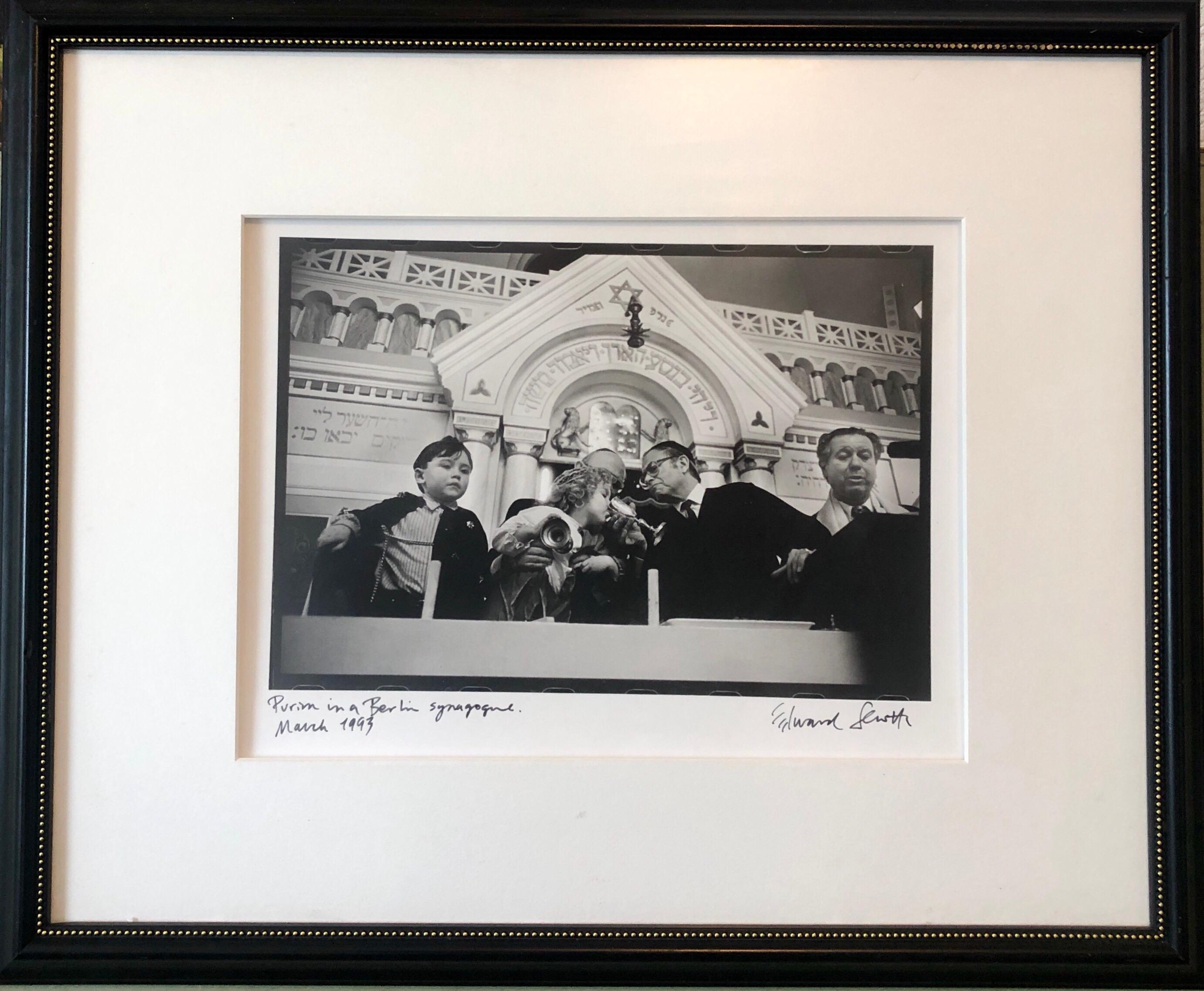 Edward Serotta Black and White Photograph – Foto Purim Pestalozzi Str Synagogue Berlin Vintage Silber-Gelatine-Fotografie in Silber 