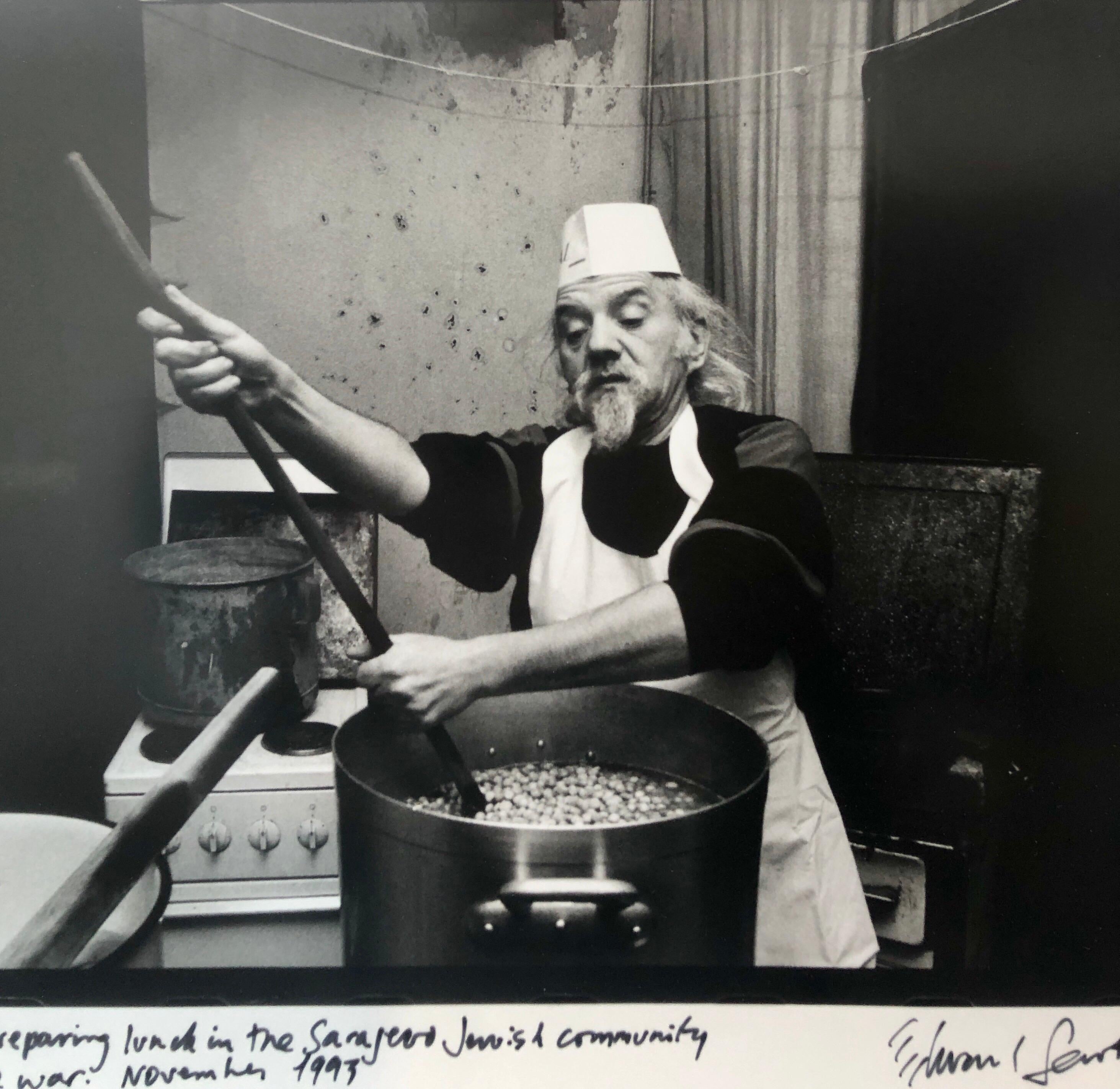Foto Tzitzko Abinun Jewish Cooking Budapest Vintage Silber-Gelatinefotografie  (Zeitgenössisch), Photograph, von Edward Serotta