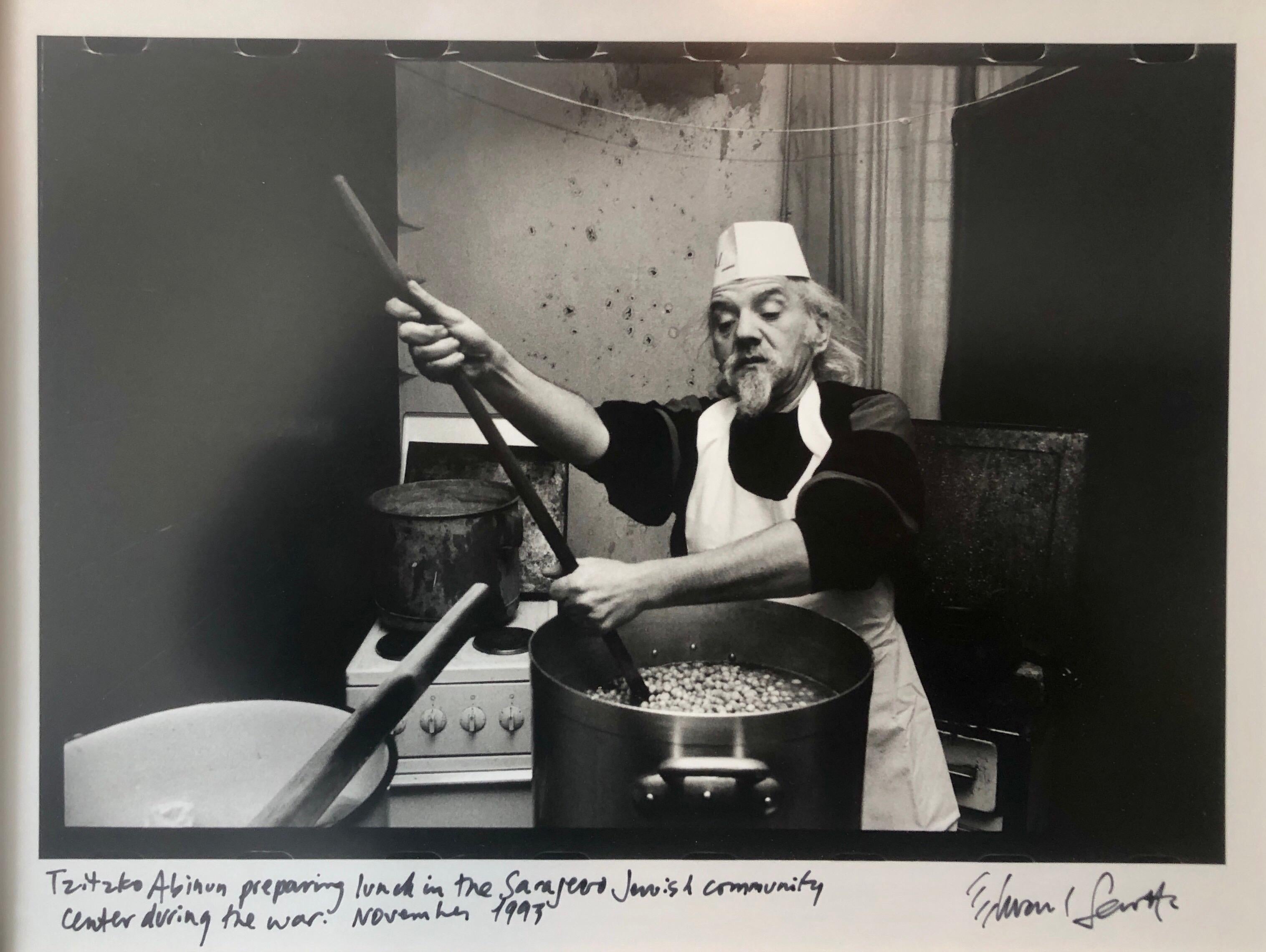 Black and White Photograph Edward Serotta - Photo Tzitzko Abinun Jewish Cooking Budapest Vintage Gelatin Photographie 