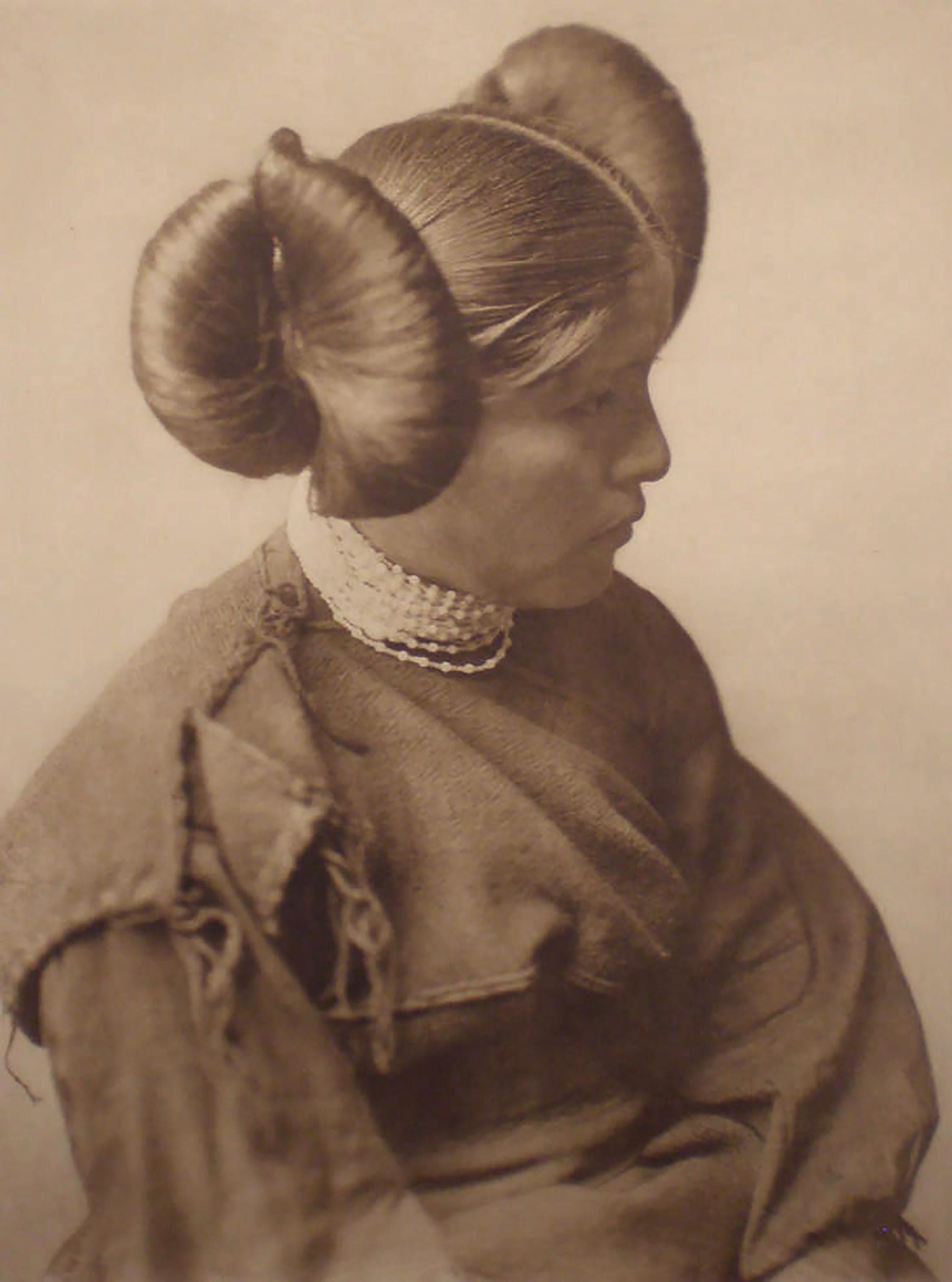 Edward Sheriff Curtis Portrait Photograph – A Hopi-Mädchen, Teller 406, 1905