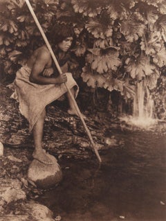 "Salmone con la lance: Spokan", fotografia in seppia della pesca indigena con la fiocina