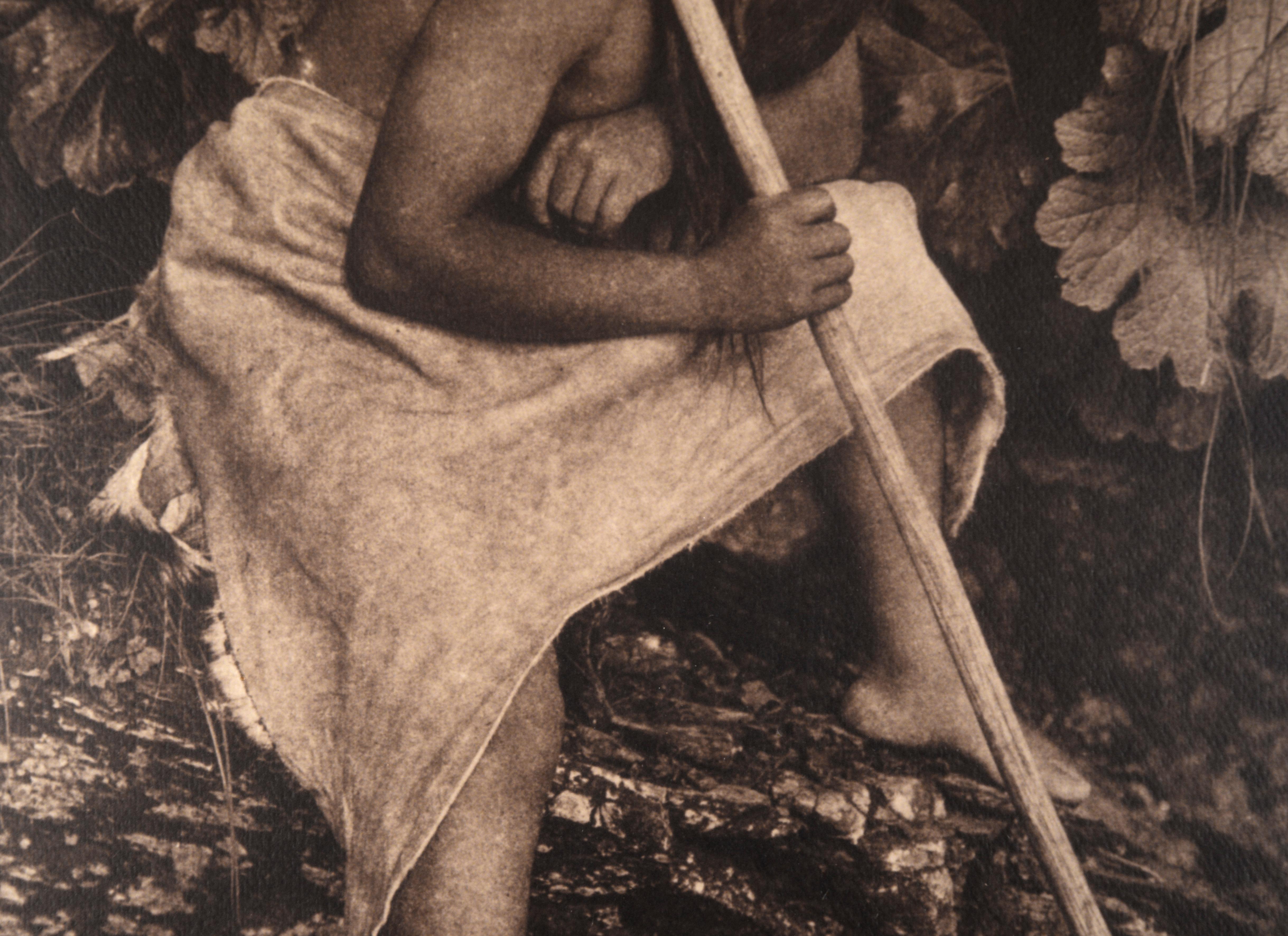 Tirage photographique argentique et sépia d'un pêcheur au harpon indigène par Edward Sheriff Curtis, image d'environ 1901 (Américain, 1868-1952), en tant que copie de 1974 (et imprimée à partir de négatifs dérivés) de la plaque originale en cuivre