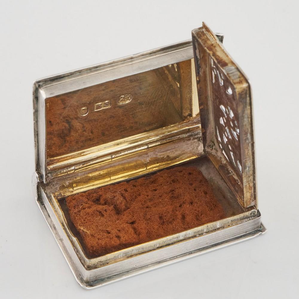Heading : Edward Smith vinaigrette
Date : Hallmarked in Birmingham in 1857 for Edward Smith
Period : Victoria
Origin : Birmingham, England
Decoration : In the form of a hardback book, the 'spine' is formed of reeding and raised ridges, embelished