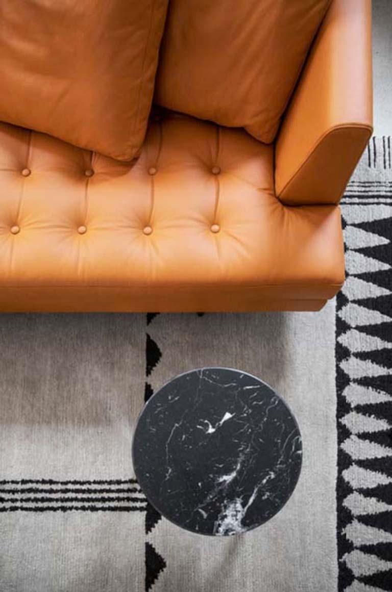 Edward sofa in orange leather is a contemporary take on a midcentury design. Edward uses traditional tufting on the seat combined with contemporary production techniques to produce a refined sofa. 

Additional information:
- Dimensions: D. 90 x