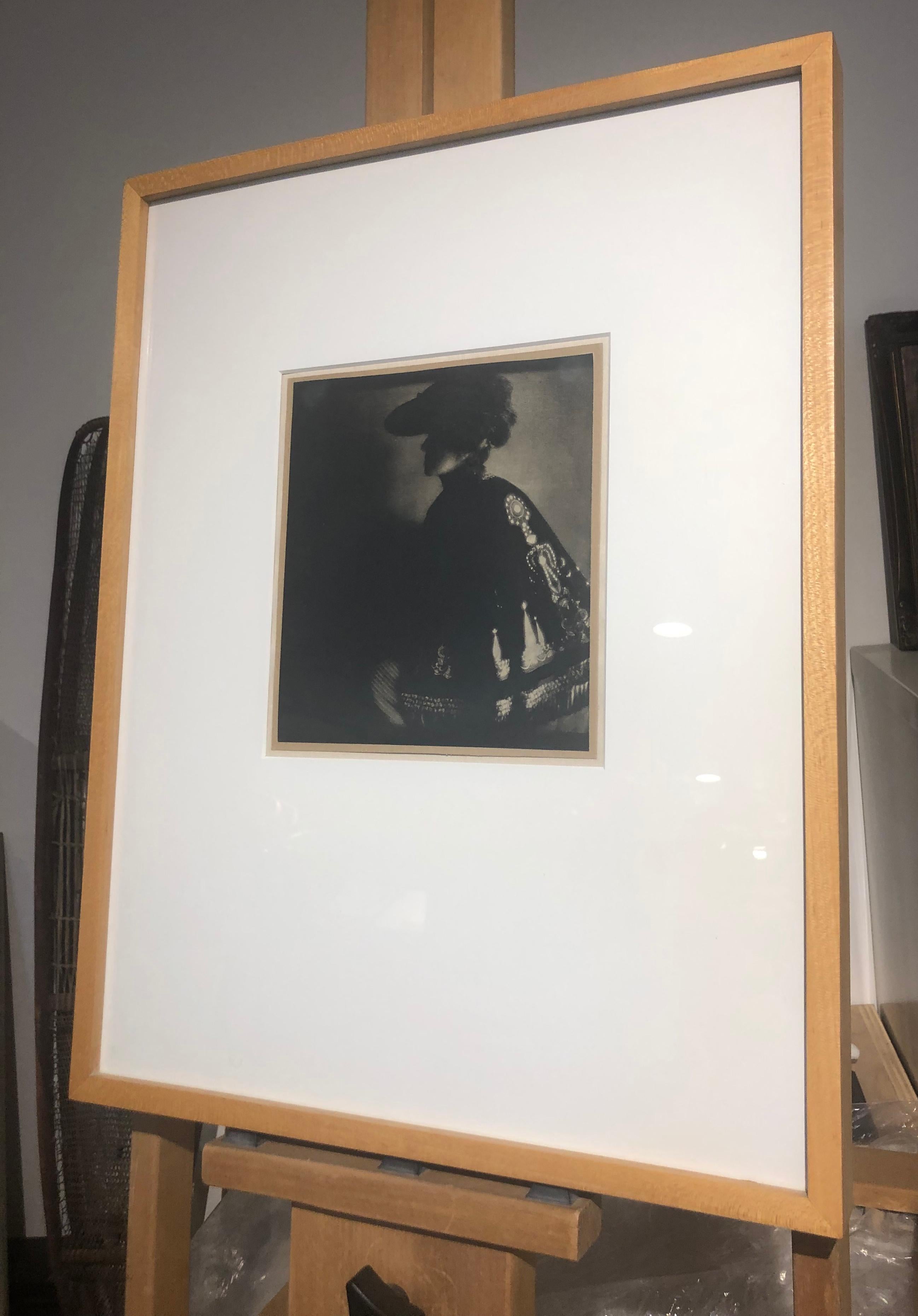 Poster Lady, 1906, from Camerawork, Steichen Supplement, photogravure - Photograph by Edward Steichen