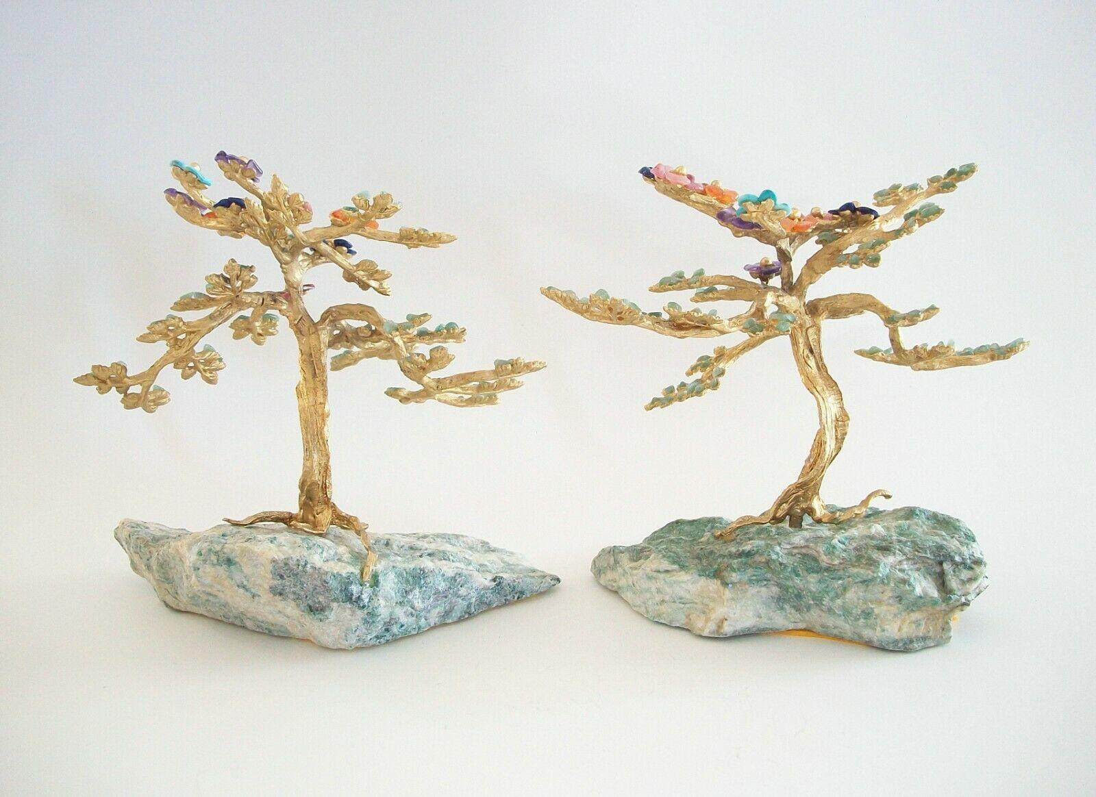 Plaqué or Edward Swoboda, rare paire d'arbres sertis de pierres précieuses sur jadéite, États-Unis, vers 1970 en vente
