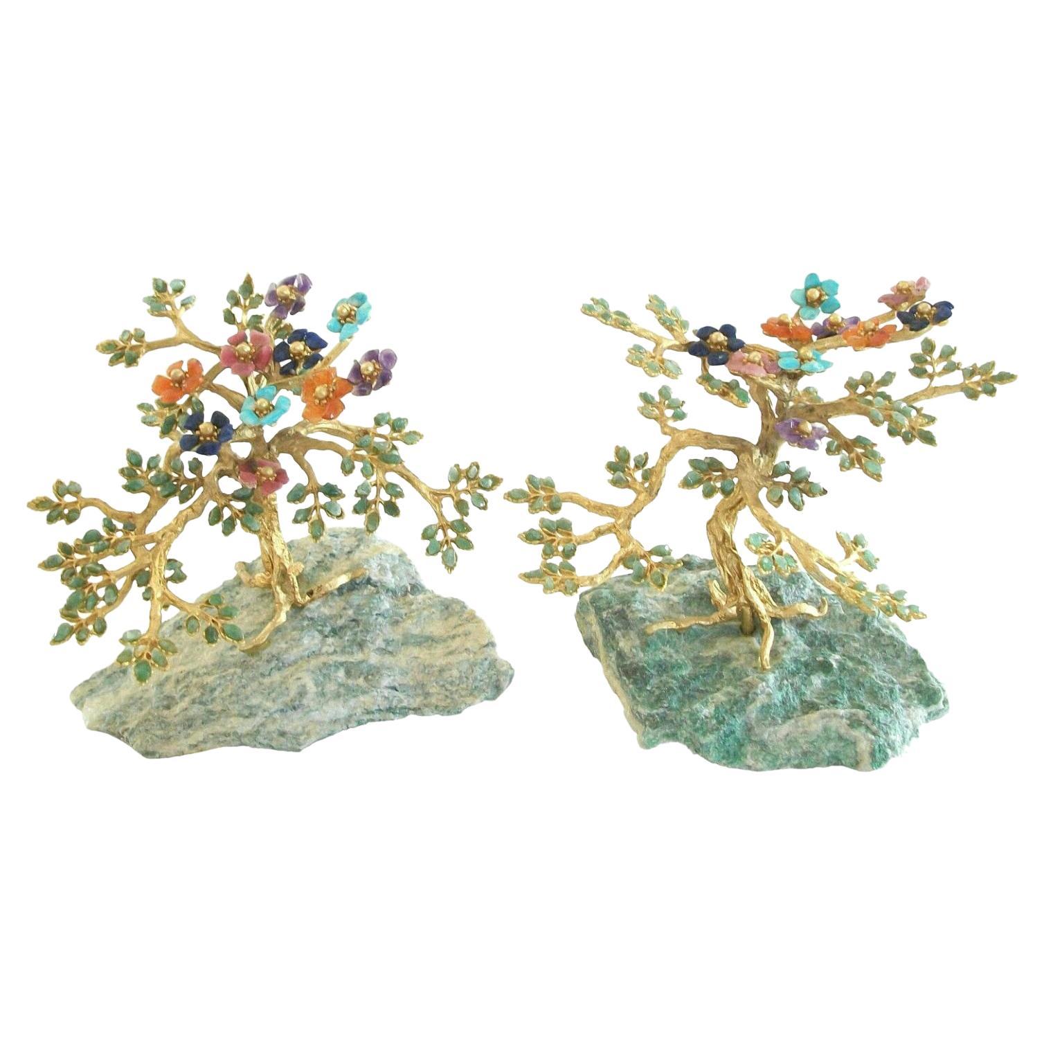 Edward Swoboda, rare paire d'arbres sertis de pierres précieuses sur jadéite, États-Unis, vers 1970 en vente
