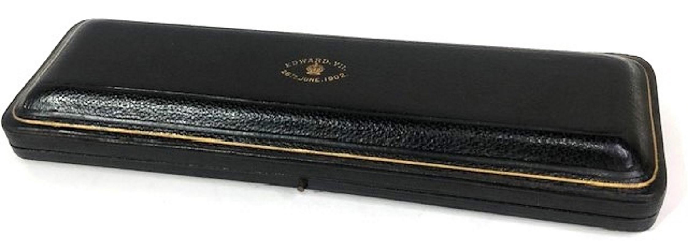 Inglés Victoriano
Cuchara de Presentación Conmemorativa de la Coronación de Eduardo VII
Plata dorada
Platero: J. Wilmot
1902

DIMENSIONES
Altura: 10,25 pulgadas                           
Anchura: 2,25 pulgadas                          