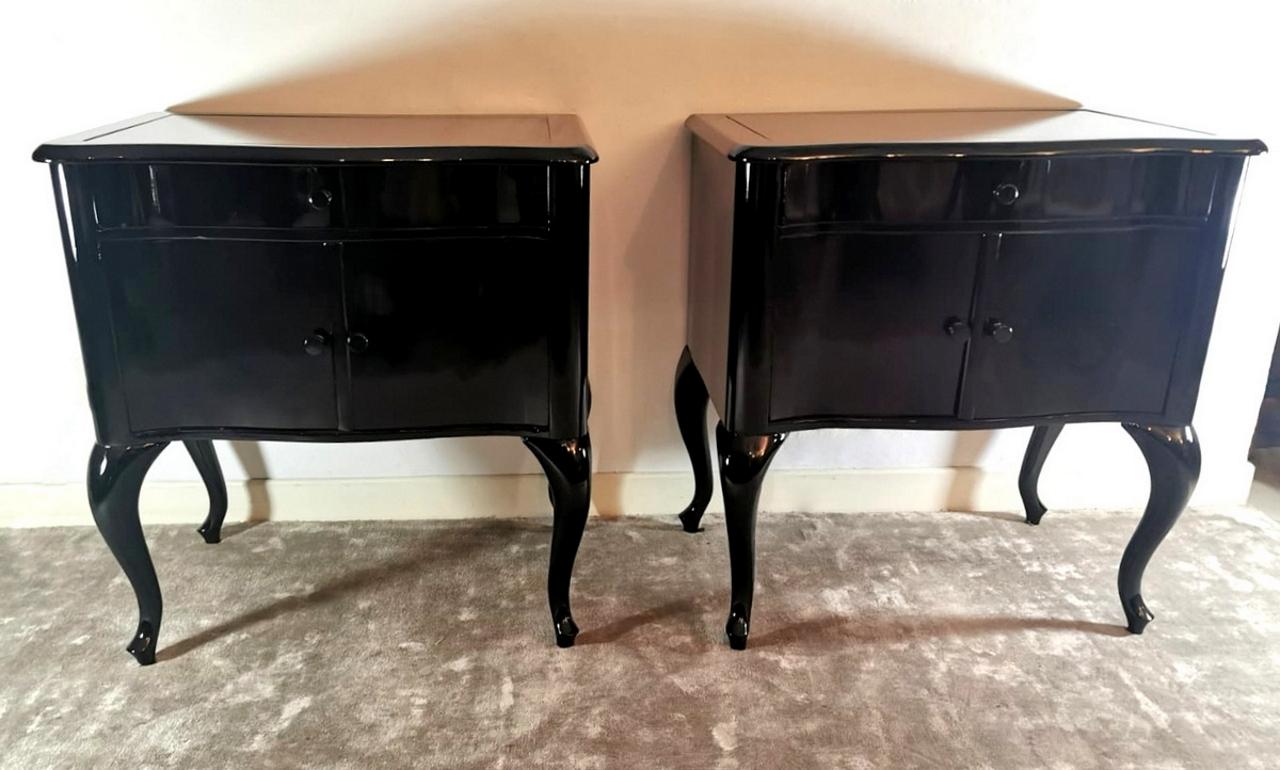 We kindly suggest you read the whole description, because with it we try to give you detailed technical and historical information to guarantee the authenticity of our objects.
Particular pair of glossy black lacquered wood nightstands; the two