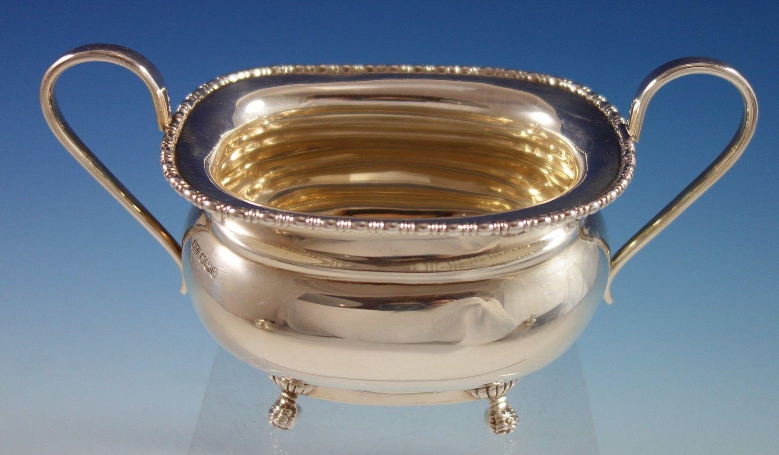 Magnifique service à thé 4 pièces en argent sterling Edward Viner fabriqué à Sheffield, Angleterre, en 1949. Cet ensemble est doté de poignées et d'embouts en bois d'ébène sculpté. Cet ensemble comprend :

1- cafetière : Mesure 8 3/8 x 8 3/4 et pèse