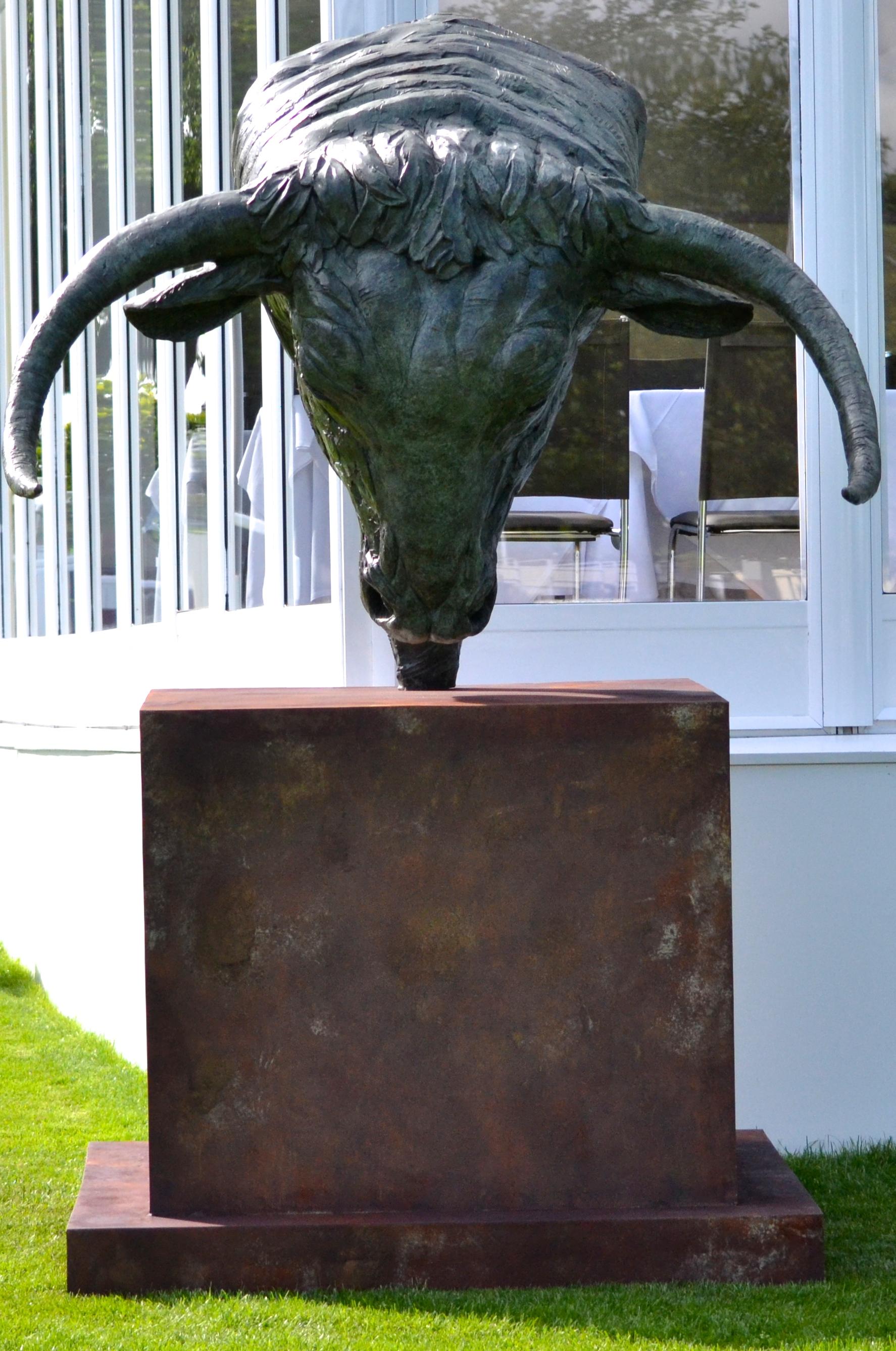 Monumental Bulls Head - Sculpture by Edward Waites