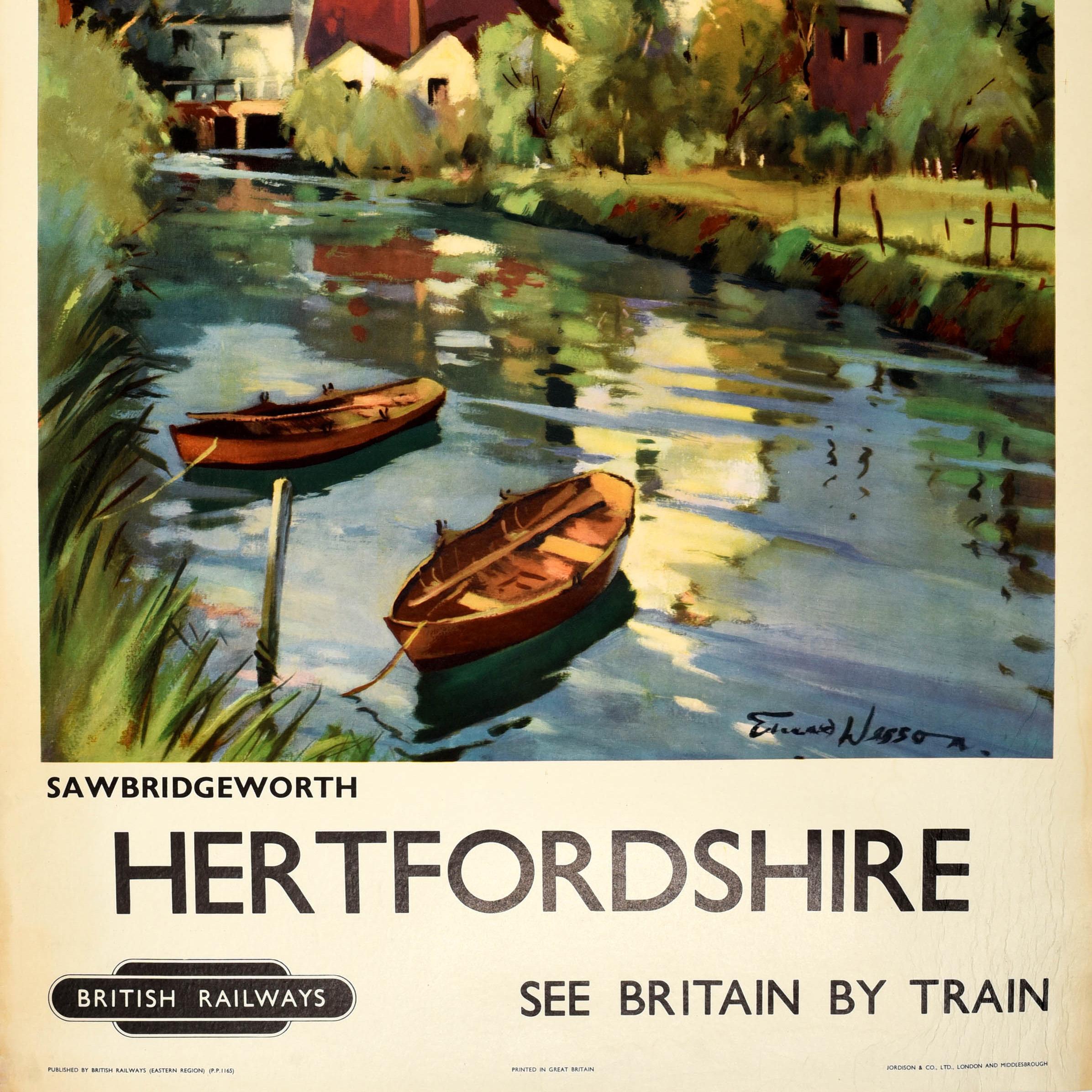 Originales Vintage-Reiseplakat für Hertfordshire See Britain by Train mit einem landschaftlichen Kunstwerk des Landschaftsaquarellmalers Edward Wesson (1910-1983), das den Fluss Stort in der historischen Stadt Sawbridgeworth mit Ruderbooten auf dem