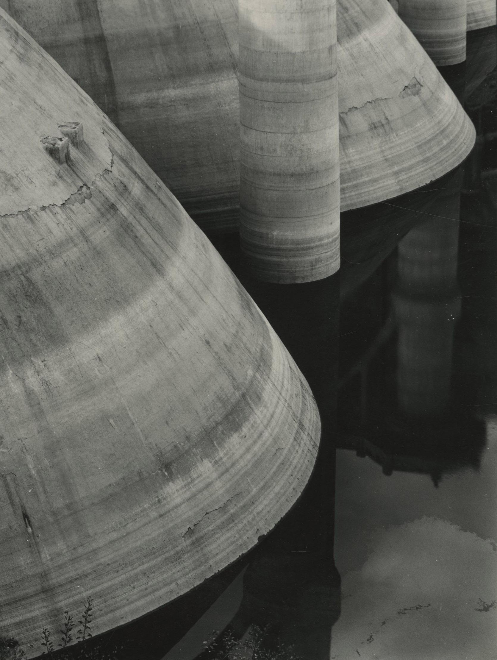 Presa de Coolidge, Arizona, impreso más tarde - Abstract Photograph Gris de Edward Weston